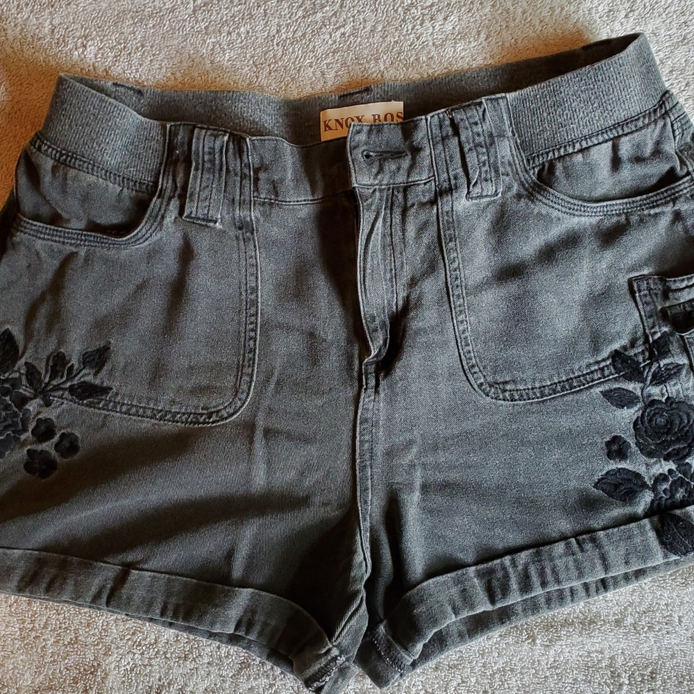 Knox Rose black Rayon shorts with elastic waist. Small.